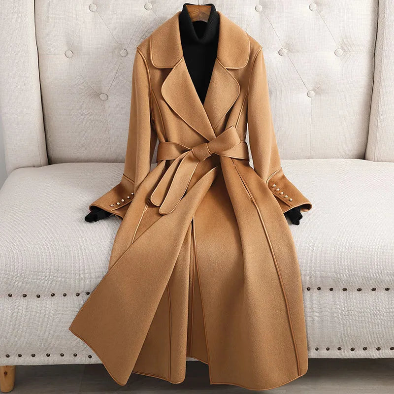 TRENCHCOAT MIT REVERSKRAGEN VON LILIAN-THOURAM