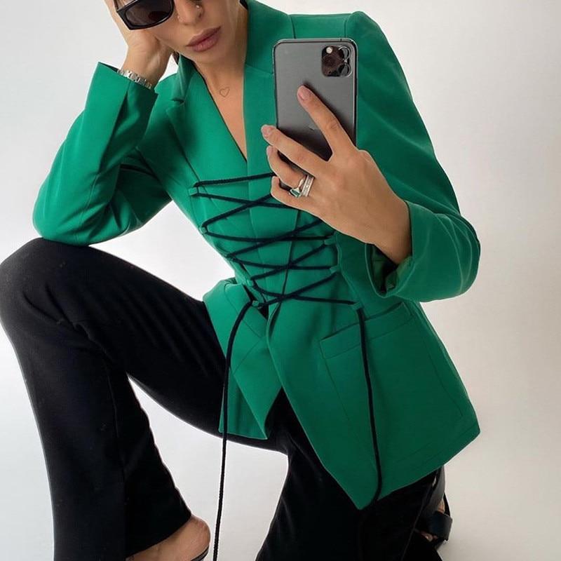 R&B | Blazer mit langen Ärmeln, schwarzen Schnürungen und stilvollen Taschen