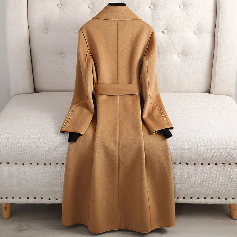 TRENCHCOAT MIT REVERSKRAGEN VON LILIAN-THOURAM