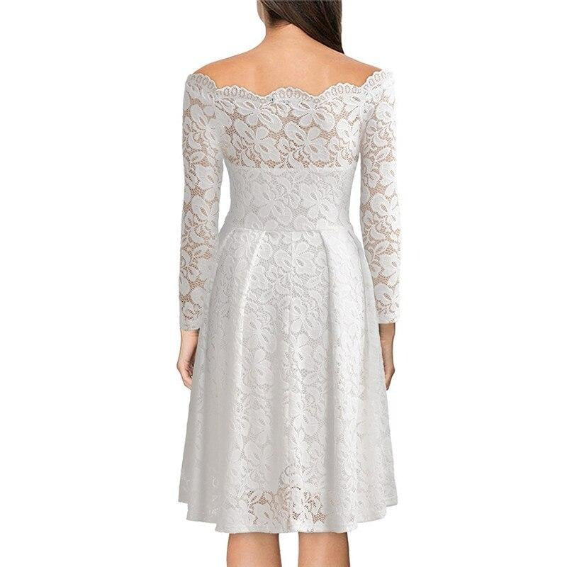 Spitzenkleid mit Schlitz am Ausschnitt und Ärmeln