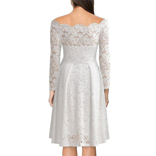 Spitzenkleid mit Schlitz am Ausschnitt und Ärmeln