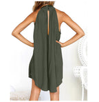 Sommerliches ärmelloses Kleid mit Kragen und leichten Falten