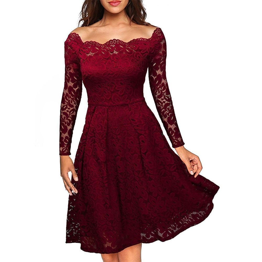 Spitzenkleid mit Schlitz am Ausschnitt und Ärmeln