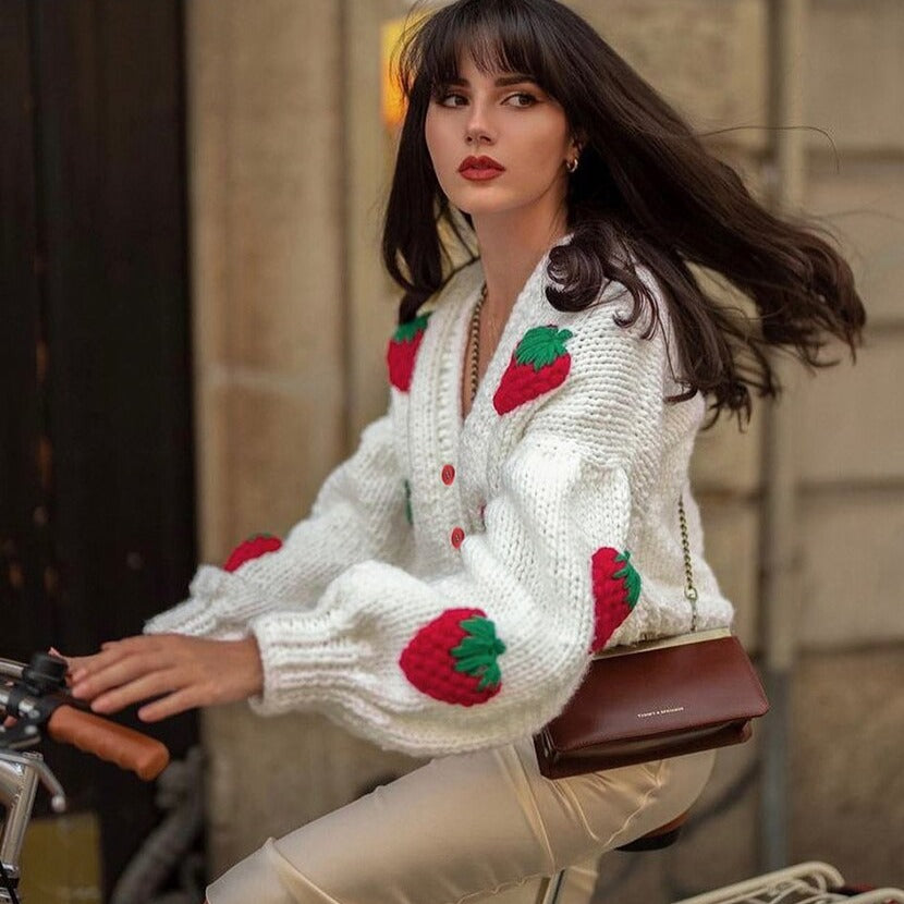 R&B | Strickjacke Weiches gestricktes Jacket mit süßen Erdbeeren