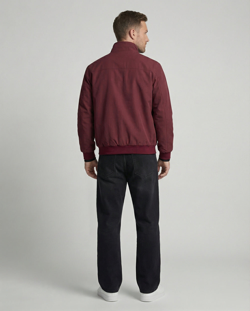 Urbanes Set mit Bomberjacke weit geschnittenem Sweatshirt und lässiger Baggy-Jeans R&B