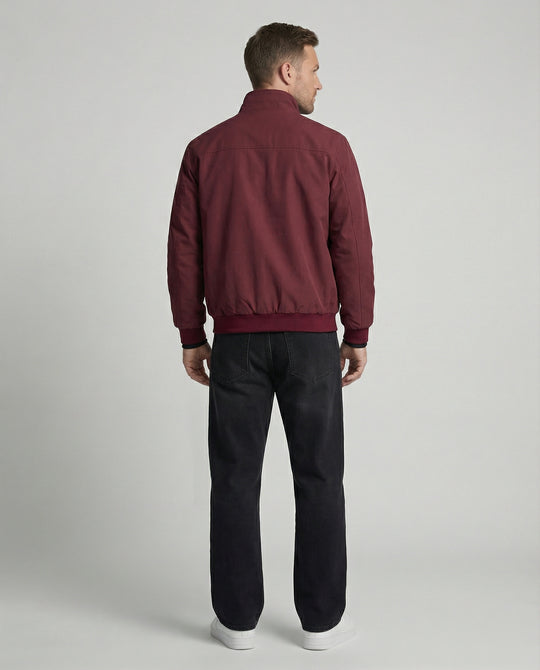 Urbanes Set mit Bomberjacke weit geschnittenem Sweatshirt und lässiger Baggy-Jeans R&B