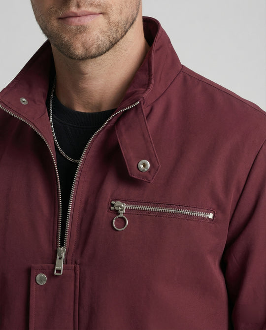 Urbanes Set mit Bomberjacke weit geschnittenem Sweatshirt und lässiger Baggy-Jeans R&B
