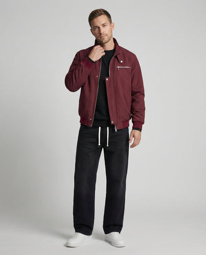 Urbanes Set mit Bomberjacke weit geschnittenem Sweatshirt und lässiger Baggy-Jeans R&B
