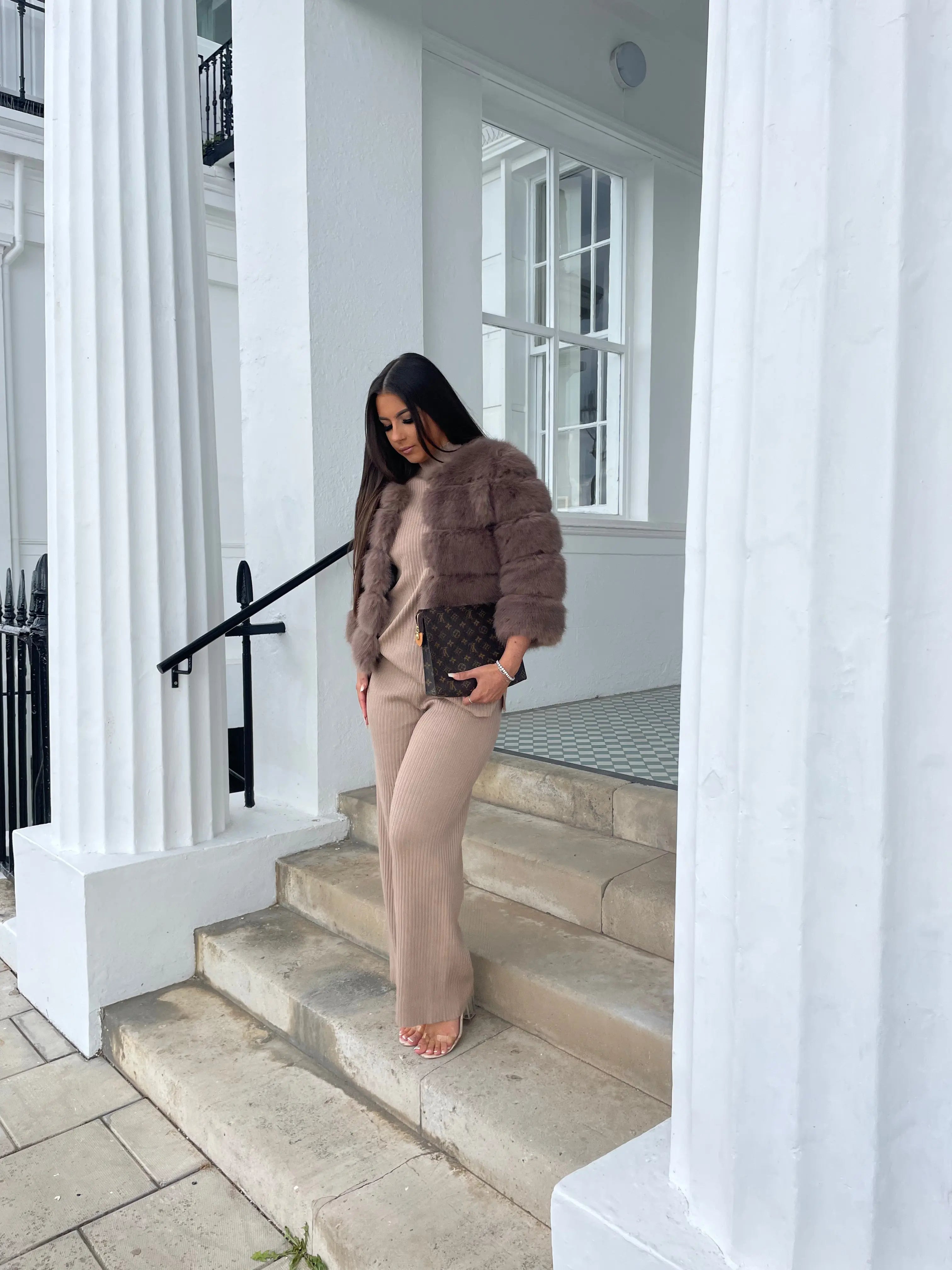 R&B | Hochwertige Kunstfell Jacke Edles Design für Eleganz und Komfort