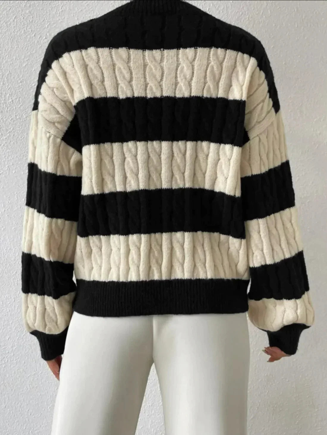 R&B | Gestreifter eleganter Pullover mit V-Ausschnitt