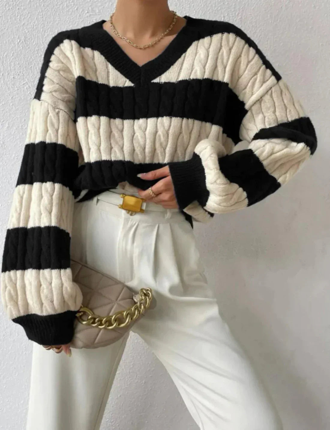 R&B | Gestreifter eleganter Pullover mit V-Ausschnitt