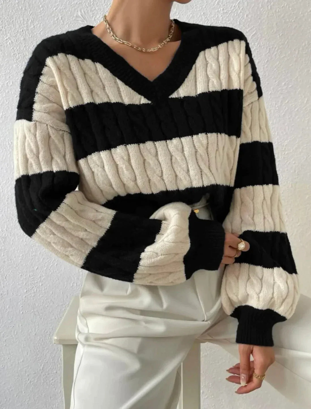 R&B | Gestreifter eleganter Pullover mit V-Ausschnitt