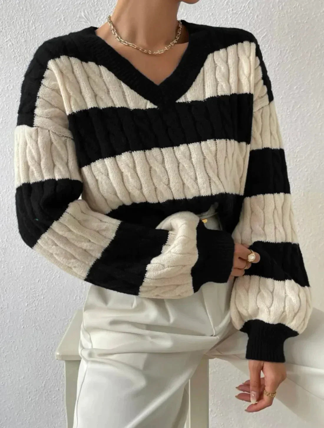 R&B | Gestreifter eleganter Pullover mit V-Ausschnitt