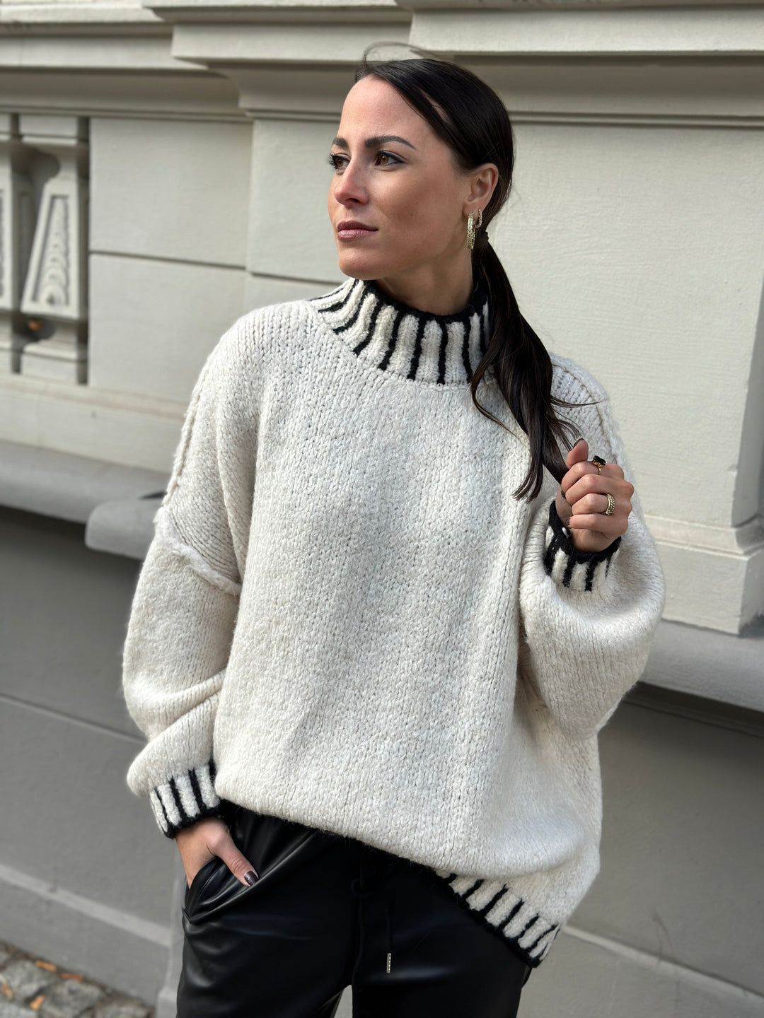 R&B | Strickpullover mit auffälligem Stehkragen