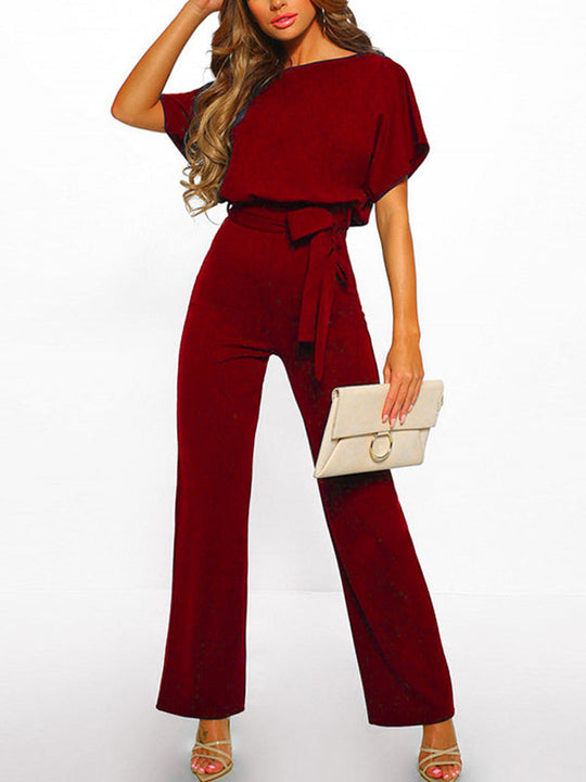 langer Overall mit Rüschengürtel, kurze Ärmel, elegante Frau