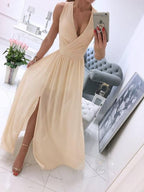 langes, fließendes Chiffonkleid mit seitlich geschlitztem V-Ausschnitt, schick