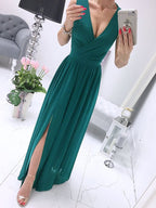 langes, fließendes Chiffonkleid mit seitlich geschlitztem V-Ausschnitt, schick