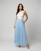 langes Kleid mit elegant fließender Chiffonspitze in Hellblau und Weiß