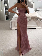langes, figurbetontes Kleid mit seitlichen Schlitzen, trägerlos, mit dünnen Trägern, ärmellos, elegant, modisch, für den Abend