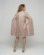 mittellanges Cape-Kleid mit glänzenden Pailletten und geteilten Ärmeln, eleganter Mode-Cocktail