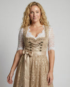Einzigartige Tracht für Damen mit Schürze