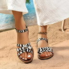 Flache Sandalen mit Leopardenmuster