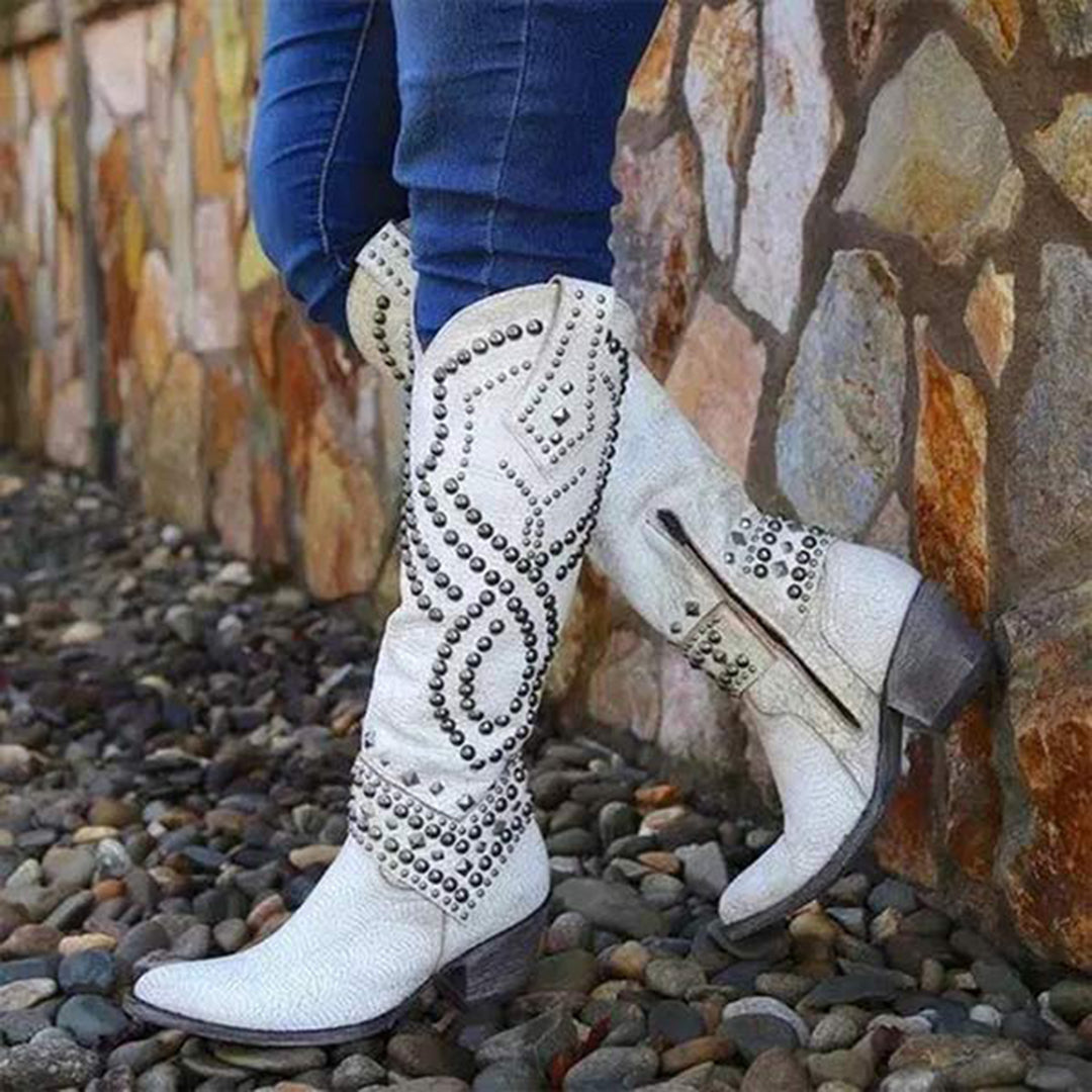 Stiefel mit Metallnieten und klobigem Absatz R&B