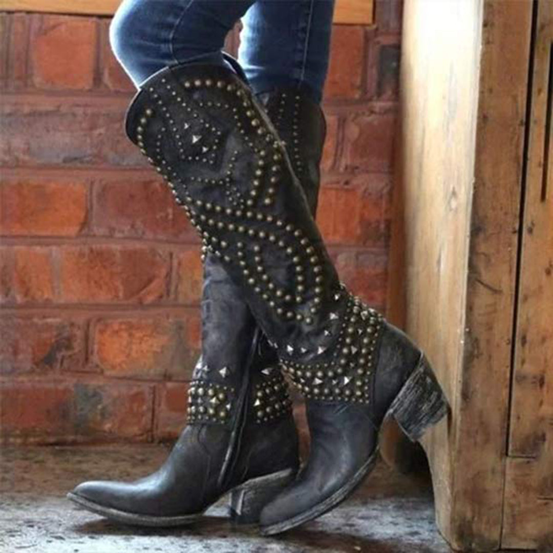 Stiefel mit Metallnieten und klobigem Absatz R&B