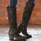 Stiefel mit Metallnieten und klobigem Absatz R&B