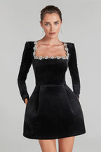 Elegantes Samtkleid mit Quadratkragen