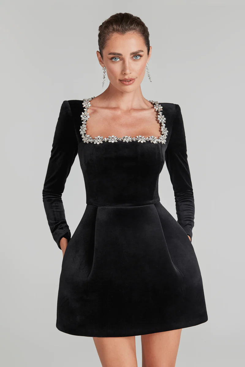 Elegantes Samtkleid mit Quadratkragen