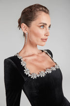 Elegantes Samtkleid mit Quadratkragen