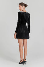 Elegantes Samtkleid mit Quadratkragen