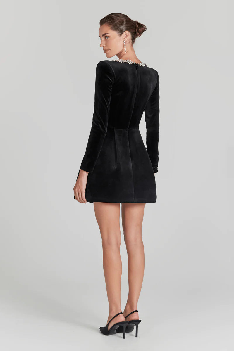 Elegantes Samtkleid mit Quadratkragen