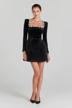 Elegantes Samtkleid mit Quadratkragen