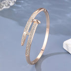 Modernes Armband mit Kristallverzierungen