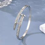 Modernes Armband mit Kristallverzierungen