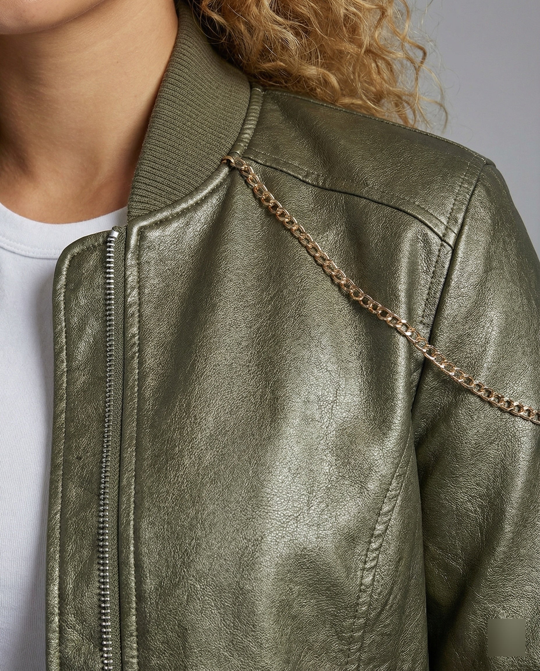 Kurz geschnittene Fliegerblousonjacke mit mehreren Reißverschlüssen und geripptem Abschluss R&B
