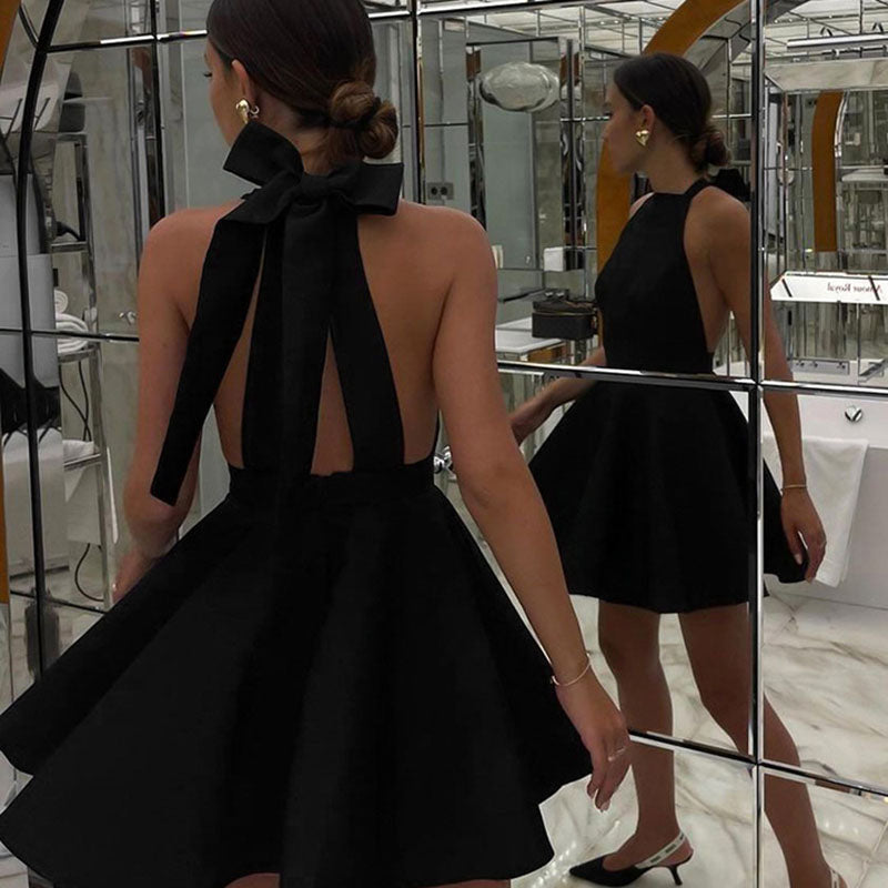 Ausgestelltes Cocktailkleid aus Satin