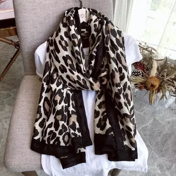 R&B | Eleganter Schal mit Leopardenmuster