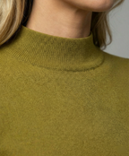 Figurbetontes Damen Langarmshirt mit Stehkragen in Senfgrün