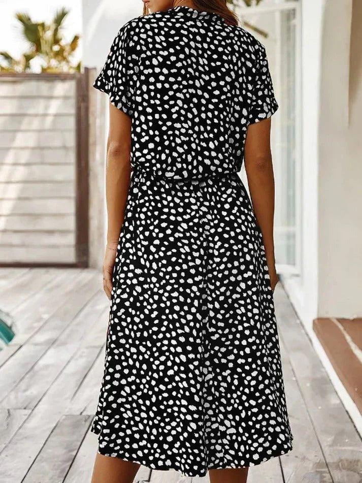 R&B | Elegantes Kurzärmliges Hemdblusenkleid mit Polka Dots und Kordelzug In Der Taille