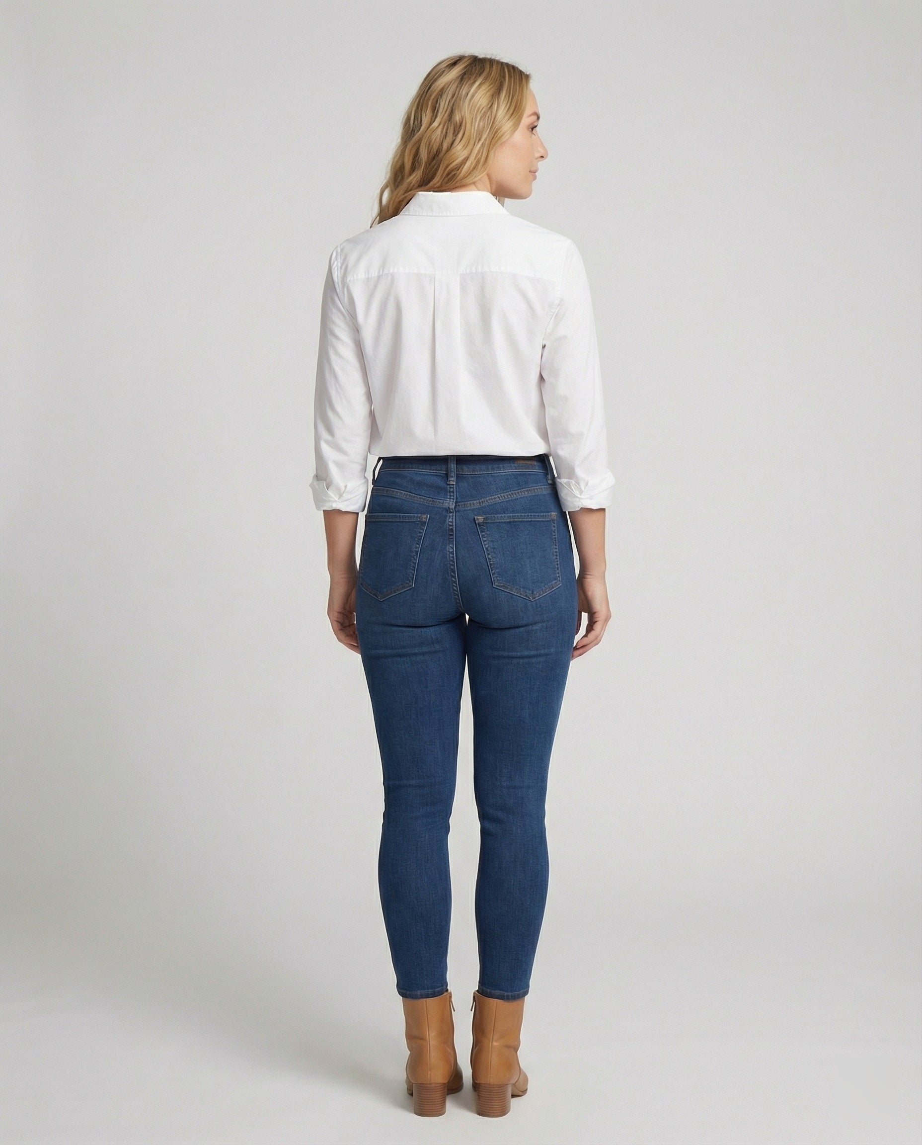 Minimalistische Damenbluse mit Polokragen aus Baumwollmix in Weiß