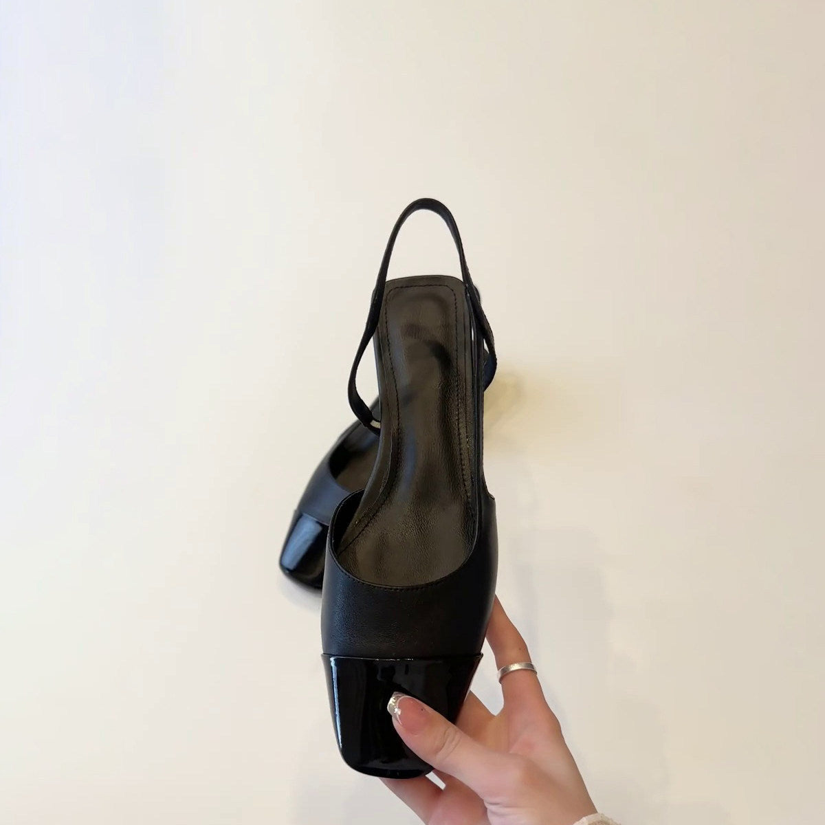 Damen Slingback-Pumps mit glänzender Kappe und modischem Riemchen