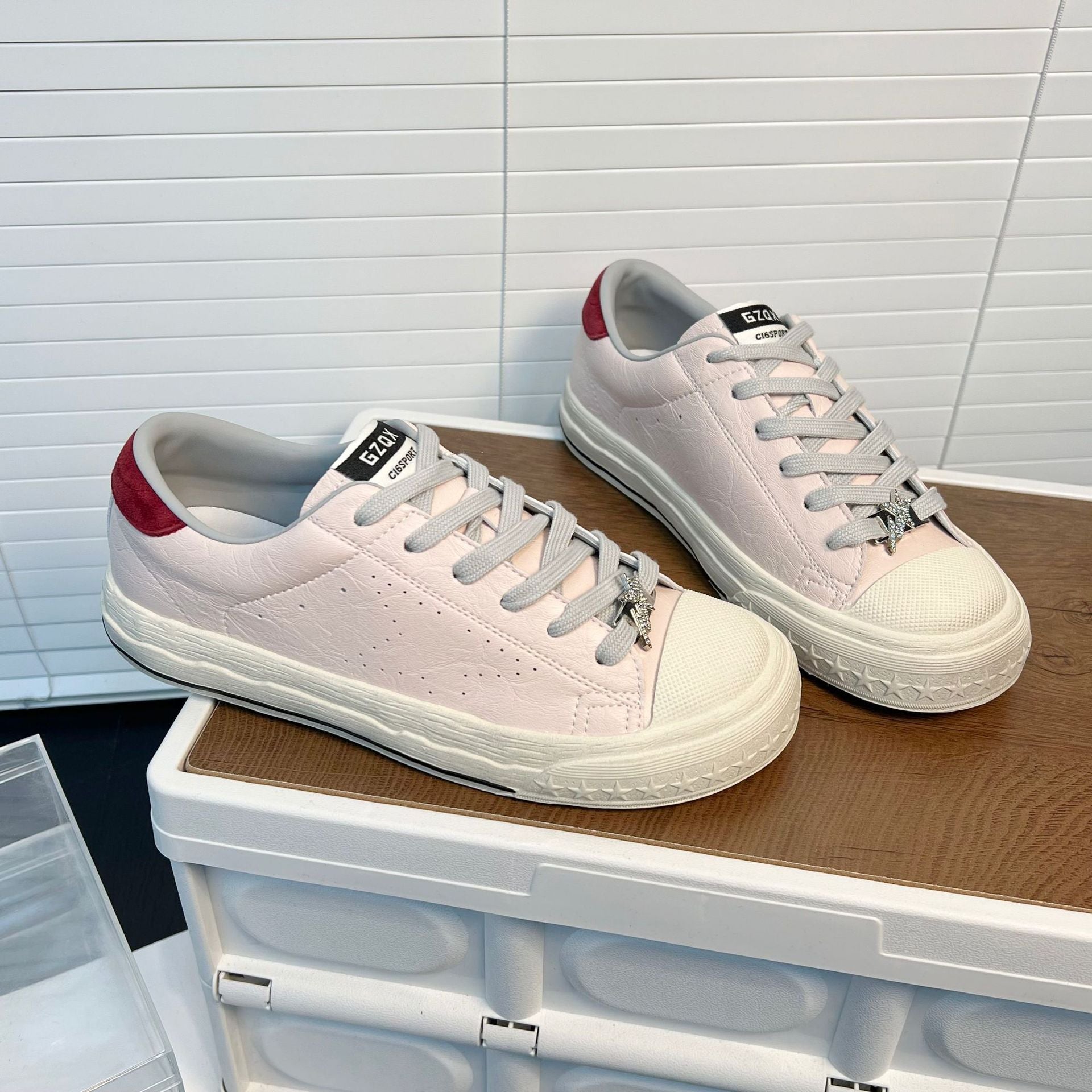 Damen Sneakers mit atmungsaktiver Lederoberfläche und rutschfester Gummisohle R&B