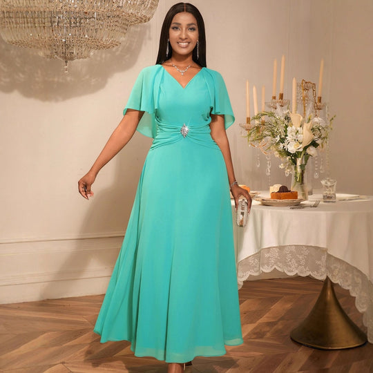 Damen elegantes Maxi-Kleid mit schickem Faltendesign und glamouröser Brosche R&B