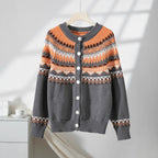 Damen Strickjacke mit aufwendigen geometrischen Mustern und nachhaltigem Material