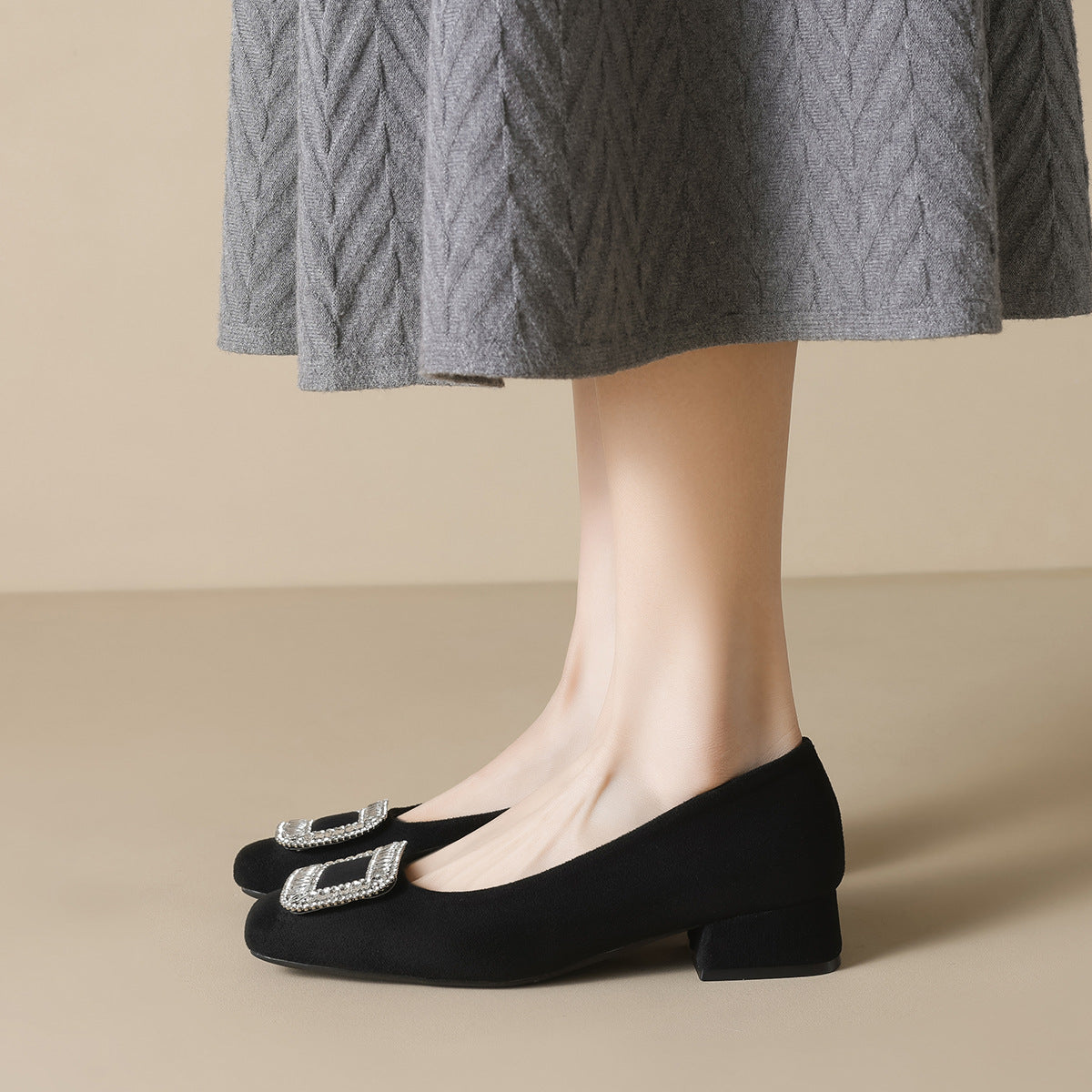 Damen elegante Pumps mit funkelndem Schmuckdetail