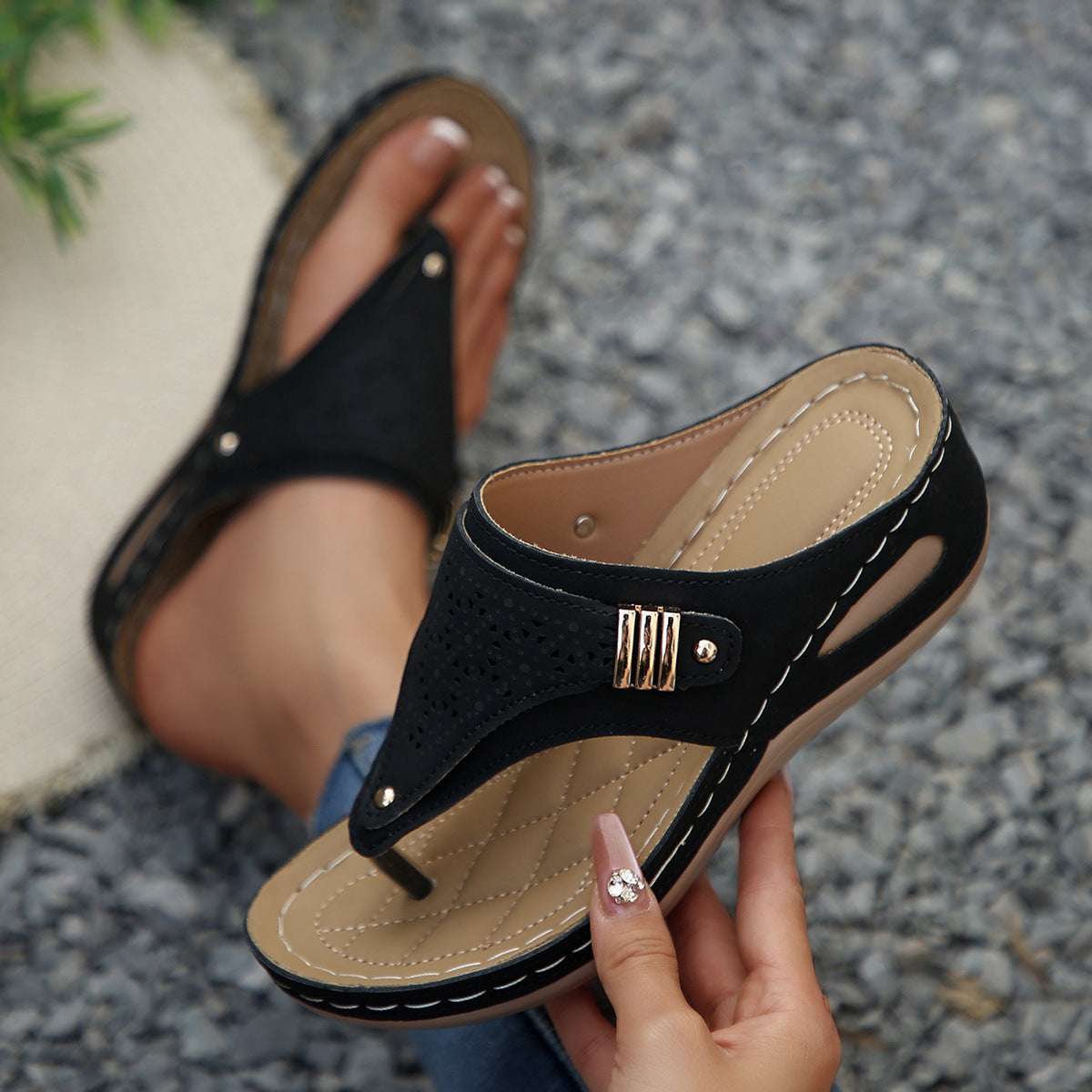Damen Zehentrenner-Sandalen mit zierlichem Lochmuster und komfortabler Fußbettung R&B