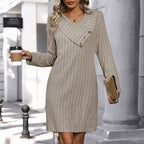 Damen elegantes Strickkleid mit asymmetrischem V-Ausschnitt und modischen Knopfdetails